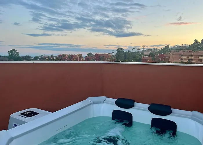 Penthouse Paradise Marbella - Jacuzzi & Sea Views!
